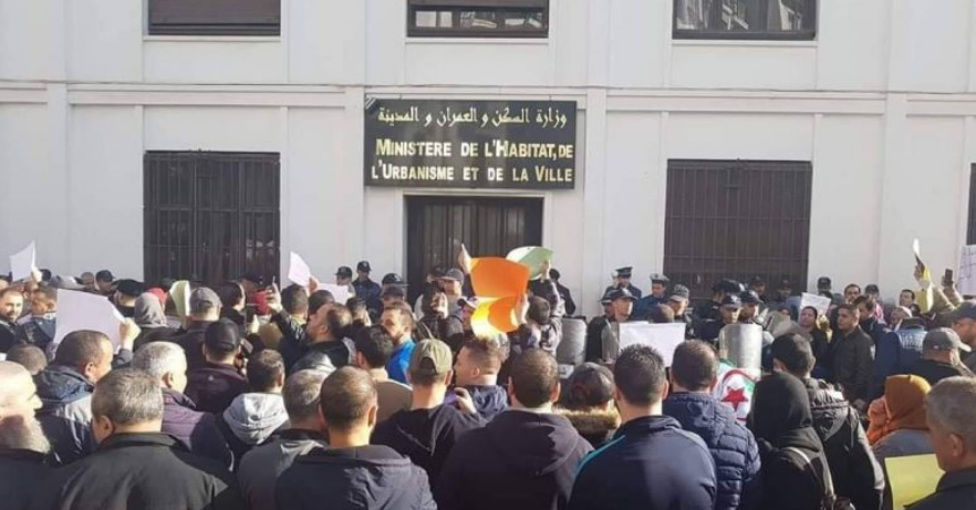 صورة مكتتبي عدل 2013 بجيجل يقفون وقفة احتجاجية أمام وزارة السكن صباح هذا اليوم