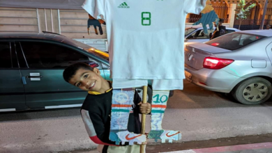 صورة احتفال طفل صغير بطريقته الخاصة بفوز المنتخب الجزائري بكأس العرب