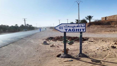 صورة أهالي تاغيت يغلقون الطريق العام المؤدي إلى حدودها السياحية