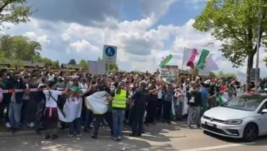 صورة جماهير من المشجعين الجزائريين يحتجون أمام مقر الفيفا بسويسرا…