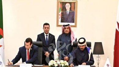 صورة التوقيع على اتفاق بين الجزائر وقطر