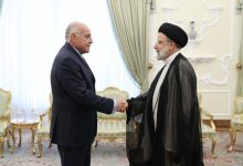 صورة وزير الخارجية أحمد عطاف يُستقبل من طرف رئيس الجمهورية الإسلامية الإيرانية إبراهيم رئيسي.