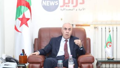 صورة يلتقي بالأسرة الثورية