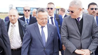 صورة وزير التعليم العالي كمال بداري في زيارة ميدانية لسيدي بلعباس