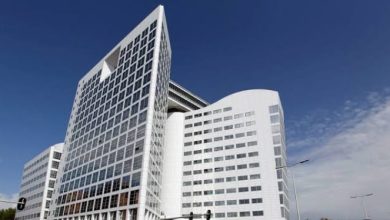 صورة كريم خان بين المطرقة والسندان