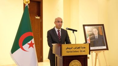 صورة كاتب الدولة المكلف بالجالية الوطنية بالخارج يلتقي أفراد الجالية الجزائرية المقيمة بالمملكة العربية السعودية